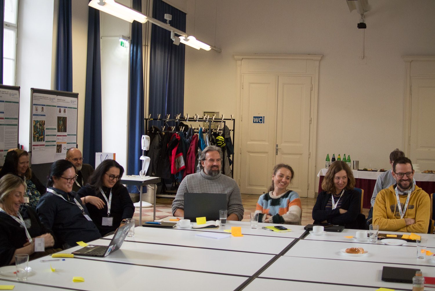 Interdisziplinärer Forschungsworkshop: Menschen an Tischen, Poster an Stellwänden